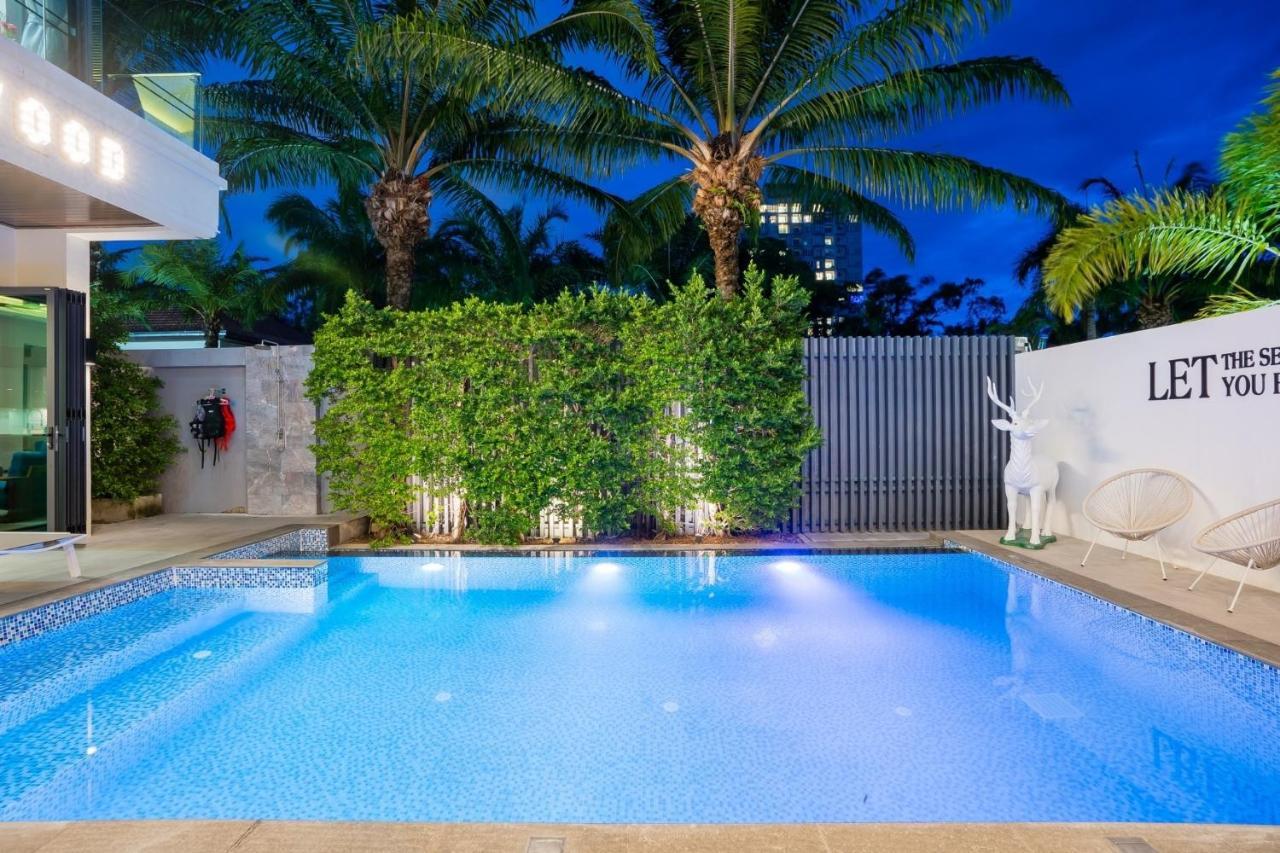 Hollywood Pool