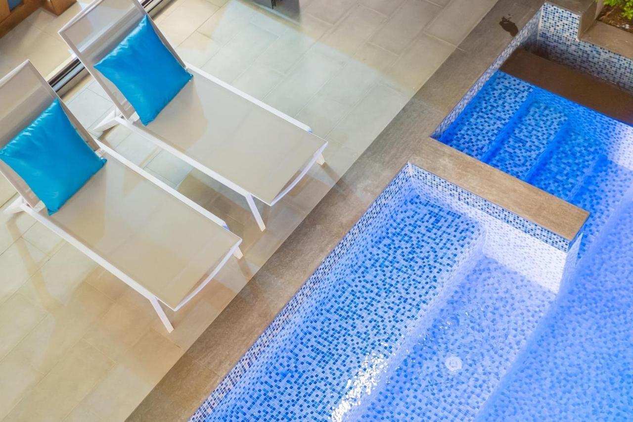 Hollywood Pool