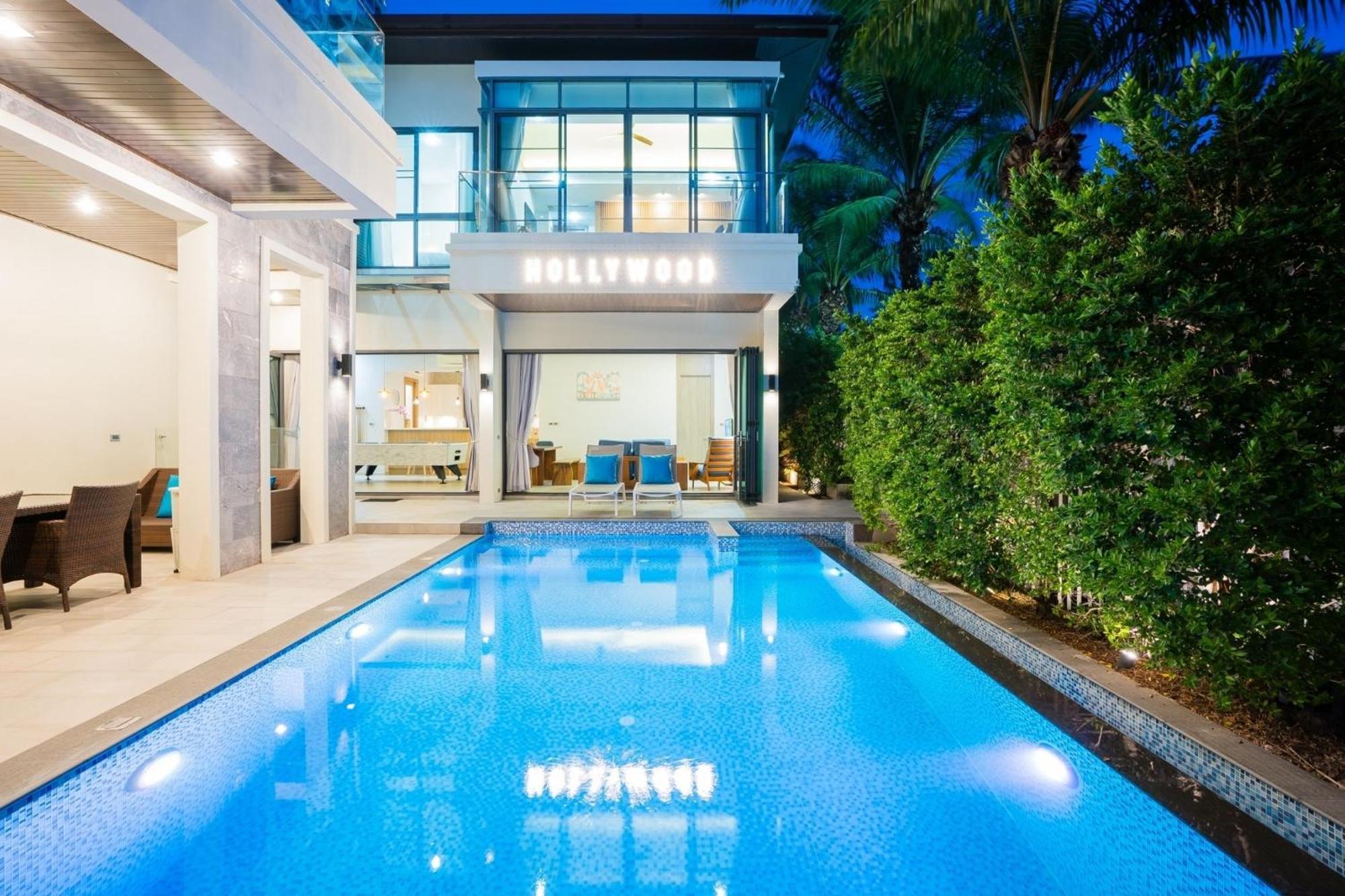 Hollywood Pool *