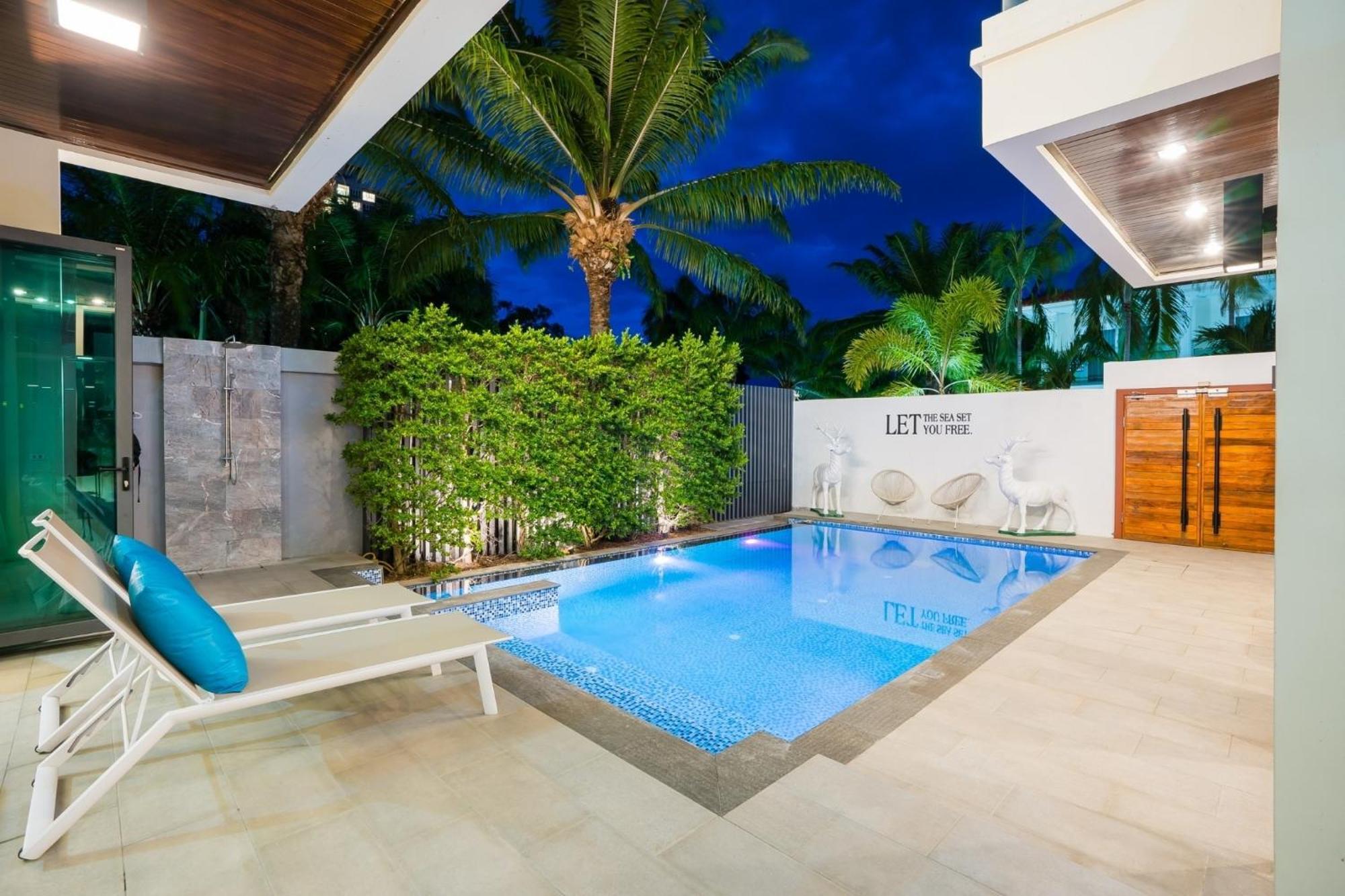Hollywood Pool Pattaya