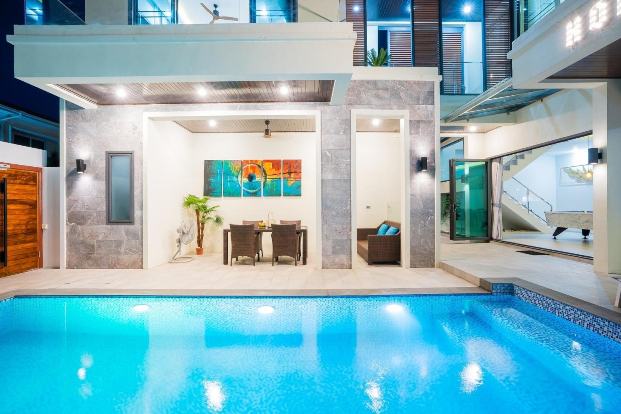 Hollywood Pool *