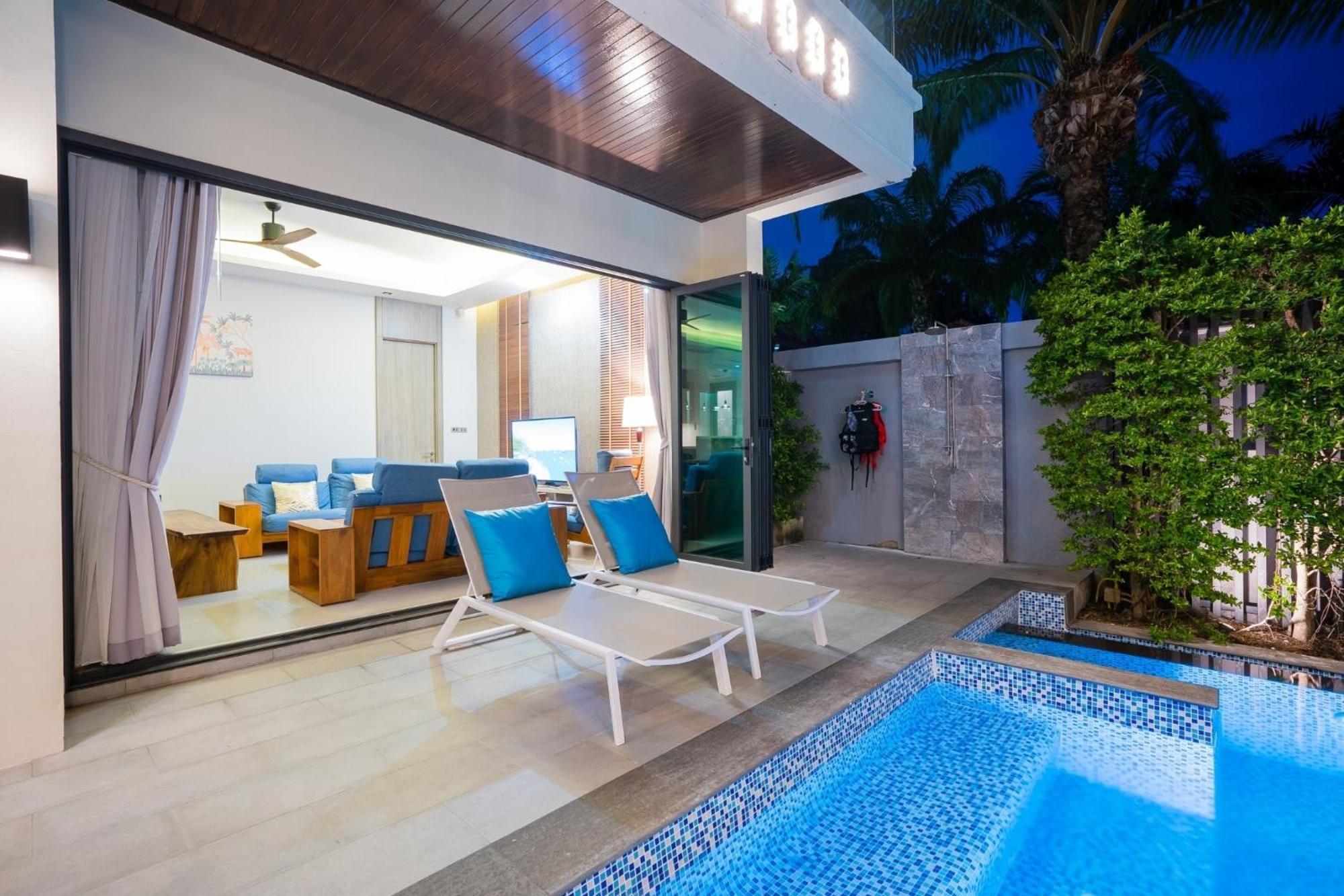 Hollywood Pool
