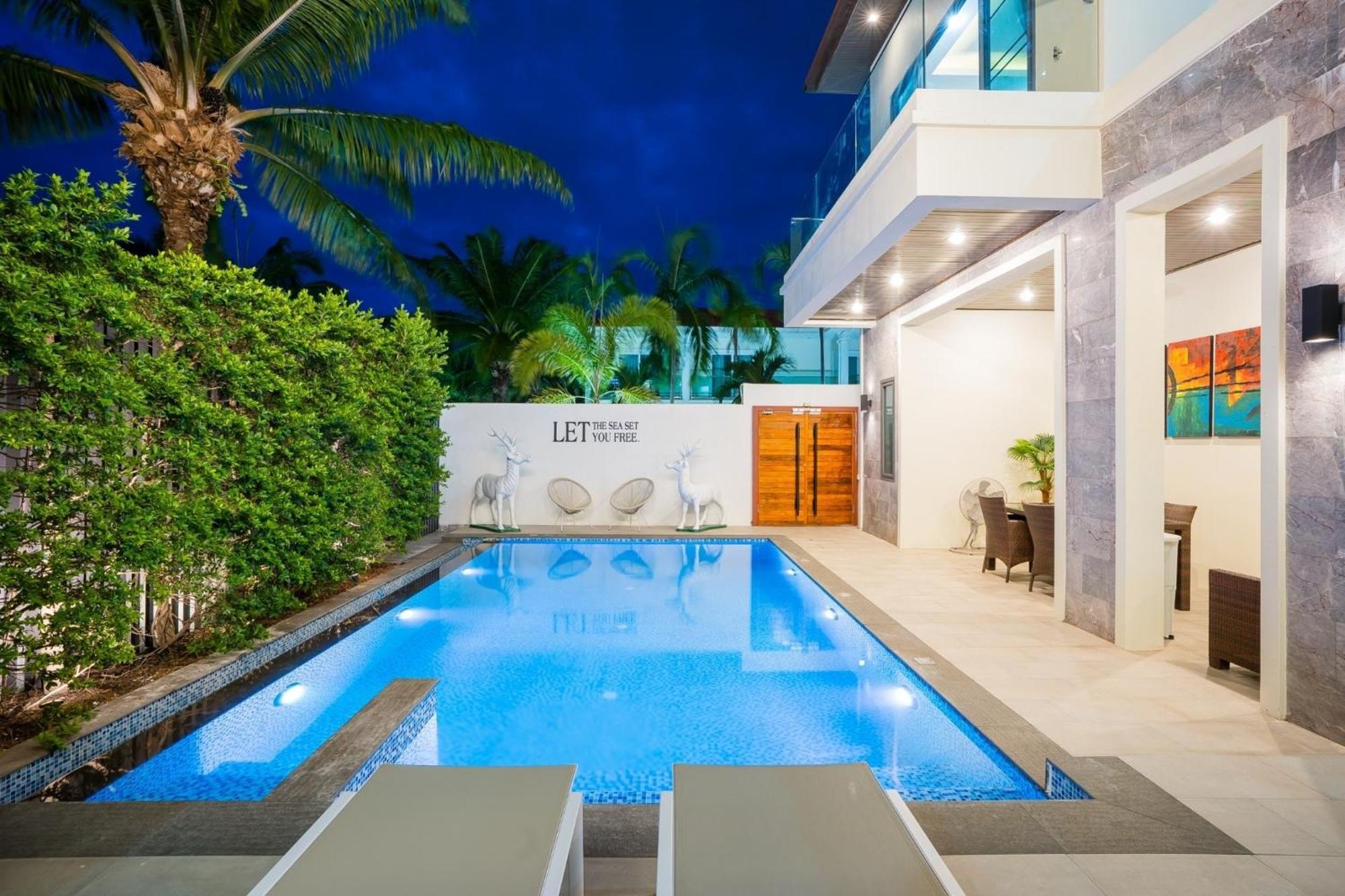 Hollywood Pool Pattaya